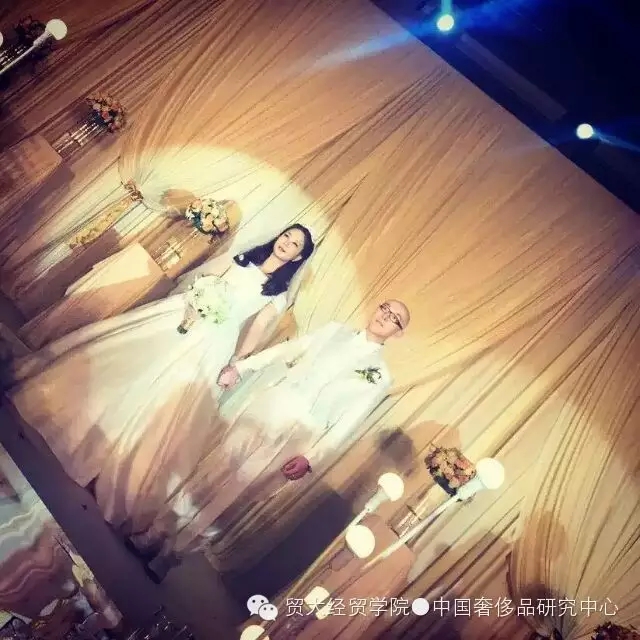 【结婚啦！】祝福奢管杨婷婷同学新婚快乐！朱教授亲临证婚，班长倾情赞助！