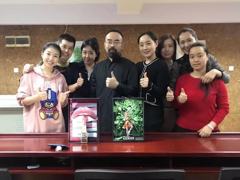 主题课堂丨2016级春季班「奢侈品橱窗课」圆满结束! 主题课堂丨2016级春季班「奢侈品橱窗课」圆满结束!
